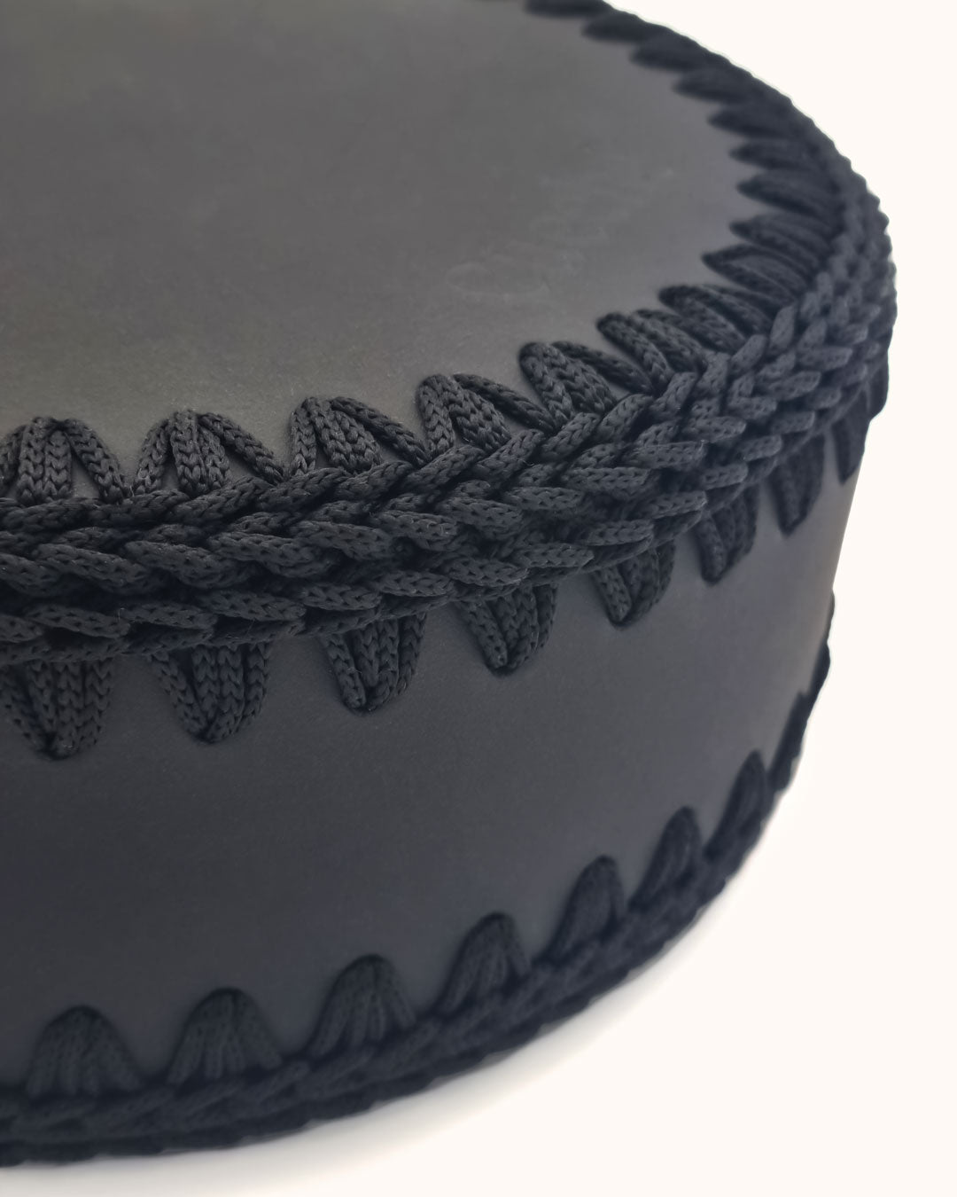 Bolso redondo pequeño artesanal negro de cuero y crochet hecho a mano por Cueché