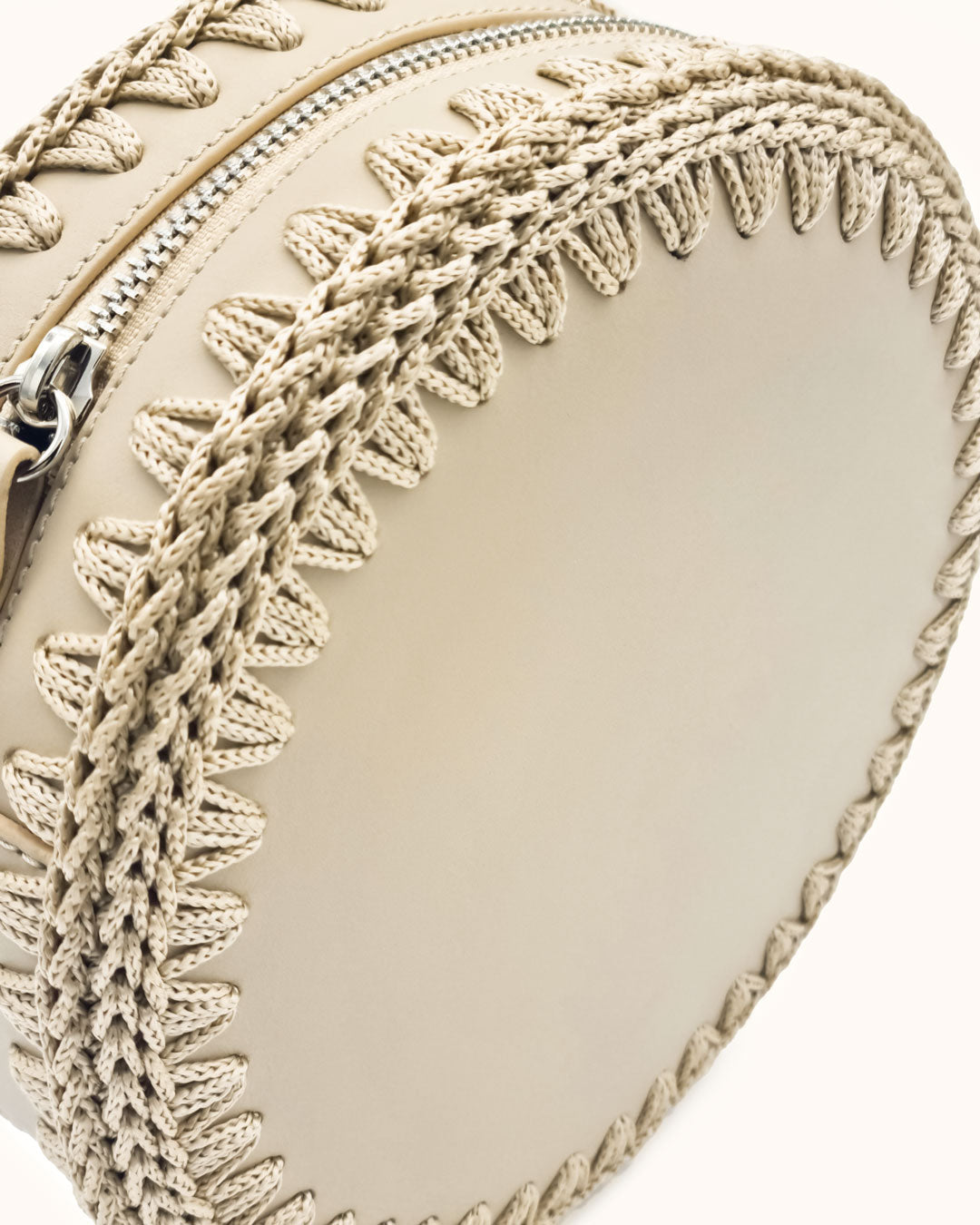 Bolso redondo pequeño artesanal beige de cuero y crochet hecho a mano por Cueché