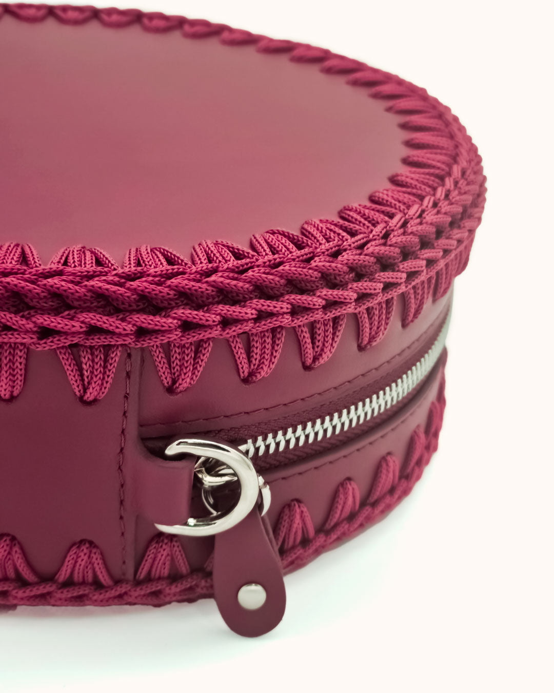 Bolso redondo pequeño artesanal burdeos de cuero y crochet hecho a mano por Cueché