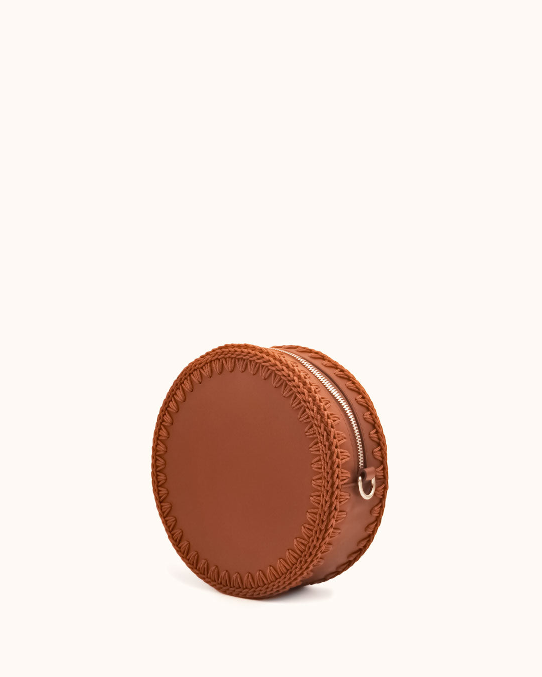 Bolso redondo pequeño artesanal marrón de cuero y crochet hecho a mano por Cueché