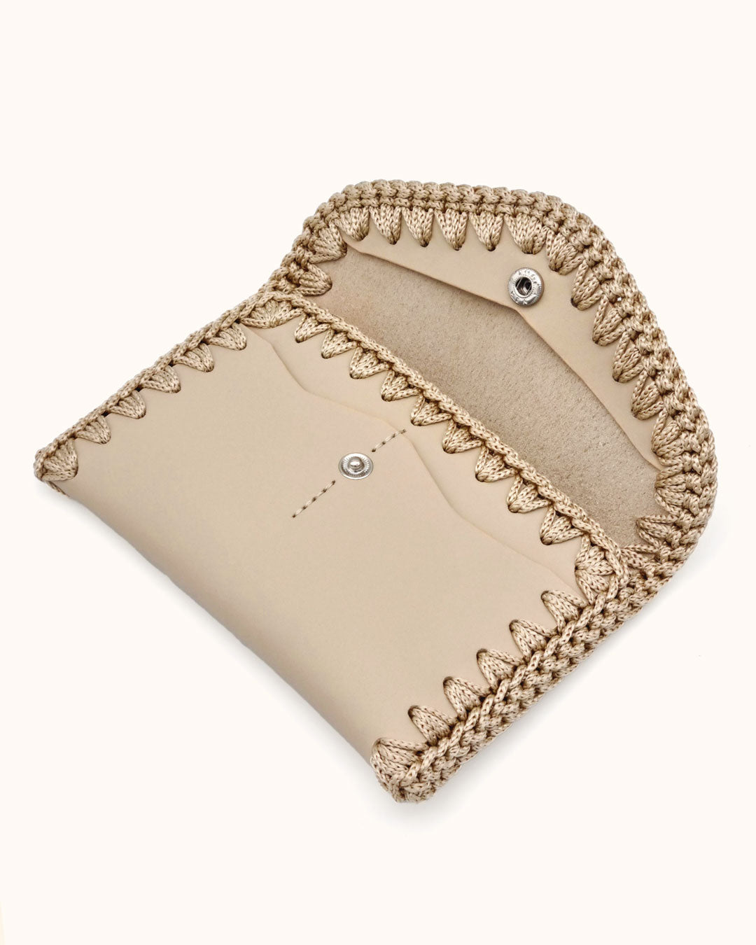 Cartera artesanal beige de cuero y crochet hecho a mano – Cueché