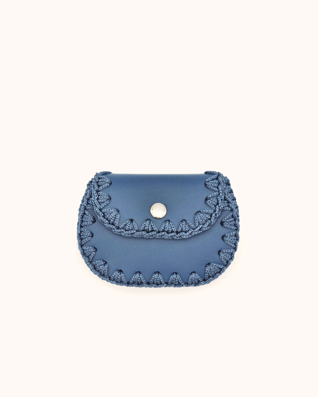Monedero artesanal azul de cuero y crochet hecho a mano – Cueché