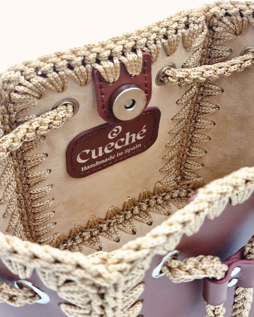 Bolso bombonera pequeño artesanal Olga S marrón de cuero y crochet - Hecho a mano por Cueché