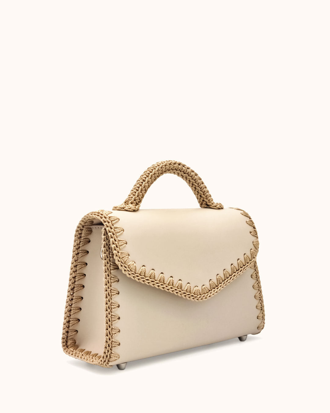 Bolso mediano tipo satchel Sofía M en color beige, artesanal, de cuero con crochet hecho a mano por Cueché