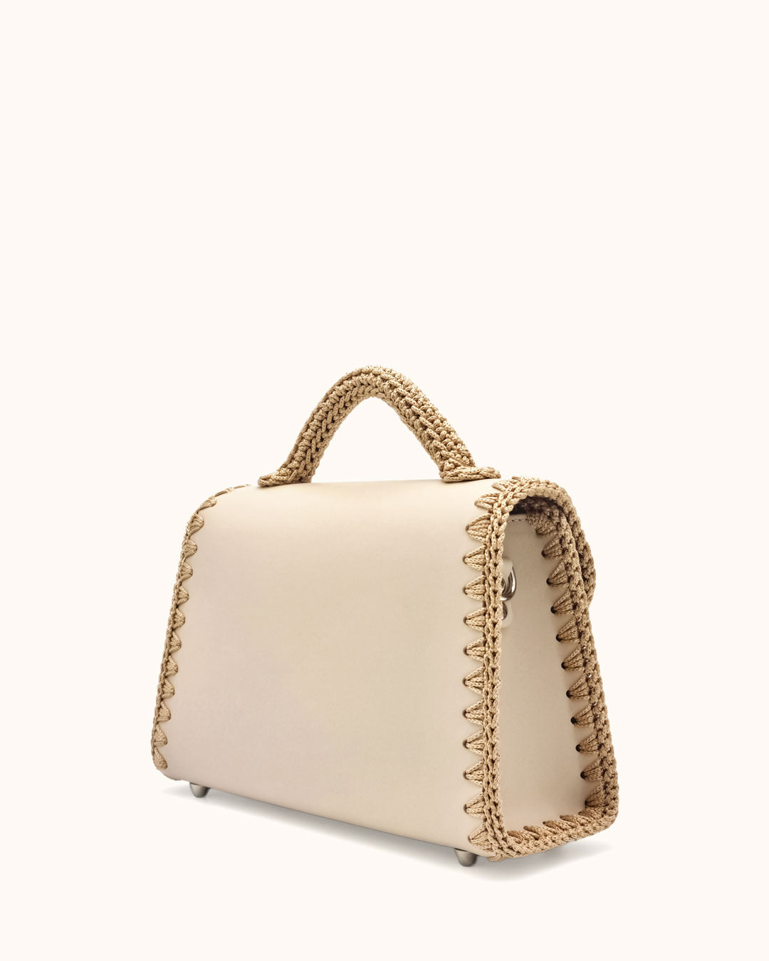 Bolso mediano tipo satchel Sofía M en color beige, artesanal, de cuero con crochet hecho a mano por Cueché