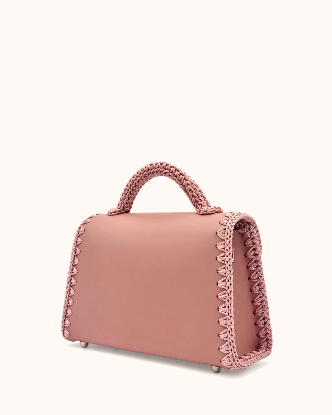 Bolso mediano tipo satchel Sofía M en color rosa, artesanal, de cuero con crochet hecho a mano por Cueché