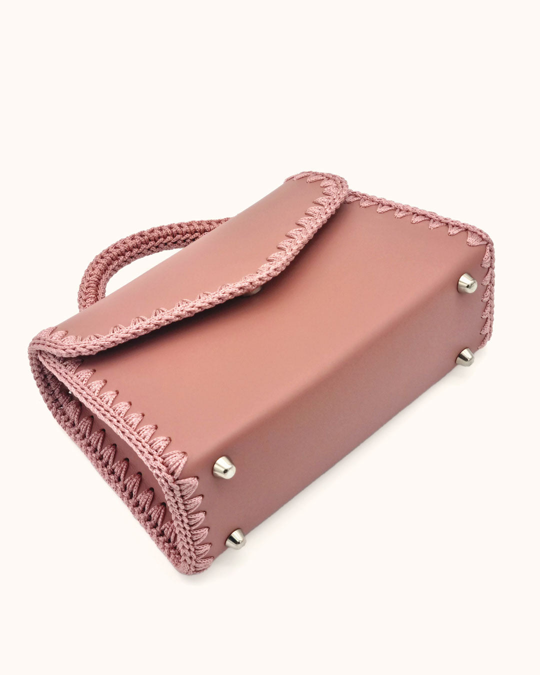 Bolso mediano tipo satchel Sofía M en color rosa, artesanal, de cuero con crochet hecho a mano por Cueché