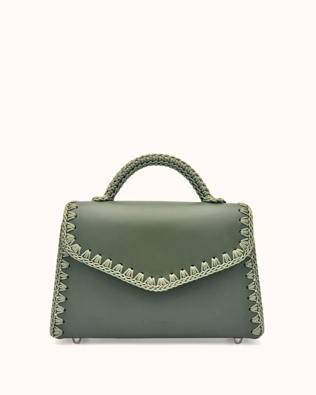 Bolso mediano tipo satchel Sofía M en color verde oliva, artesanal, de cuero con crochet hecho a mano por Cueché