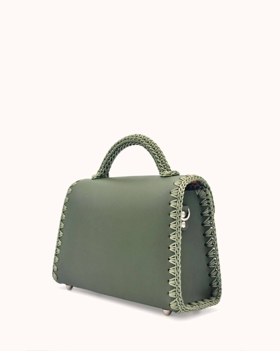 Bolso mediano tipo satchel Sofía M en color verde oliva, artesanal, de cuero con crochet hecho a mano por Cueché