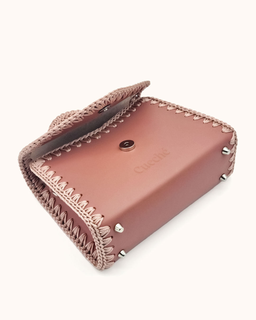 Bolso pequeño tipo satchel Sofía S en color rosa, artesanal, de cuero con crochet hecho a mano por Cueché