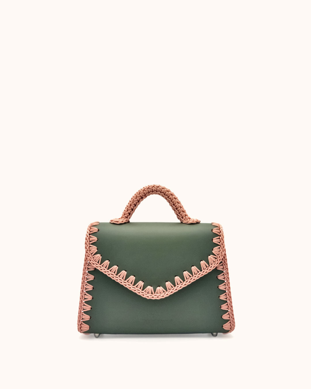 Bolso pequeño tipo satchel Sofía S en color verde, artesanal, de cuero con crochet hecho a mano por Cueché