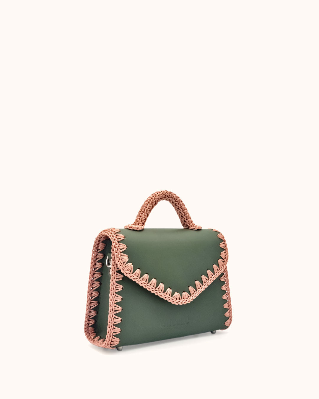 Bolso pequeño tipo satchel Sofía S en color verde, artesanal, de cuero con crochet hecho a mano por Cueché