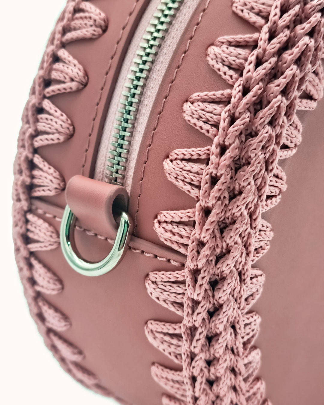 Bolso redondo pequeño artesanal rosa de cuero y crochet hecho a mano por Cueché