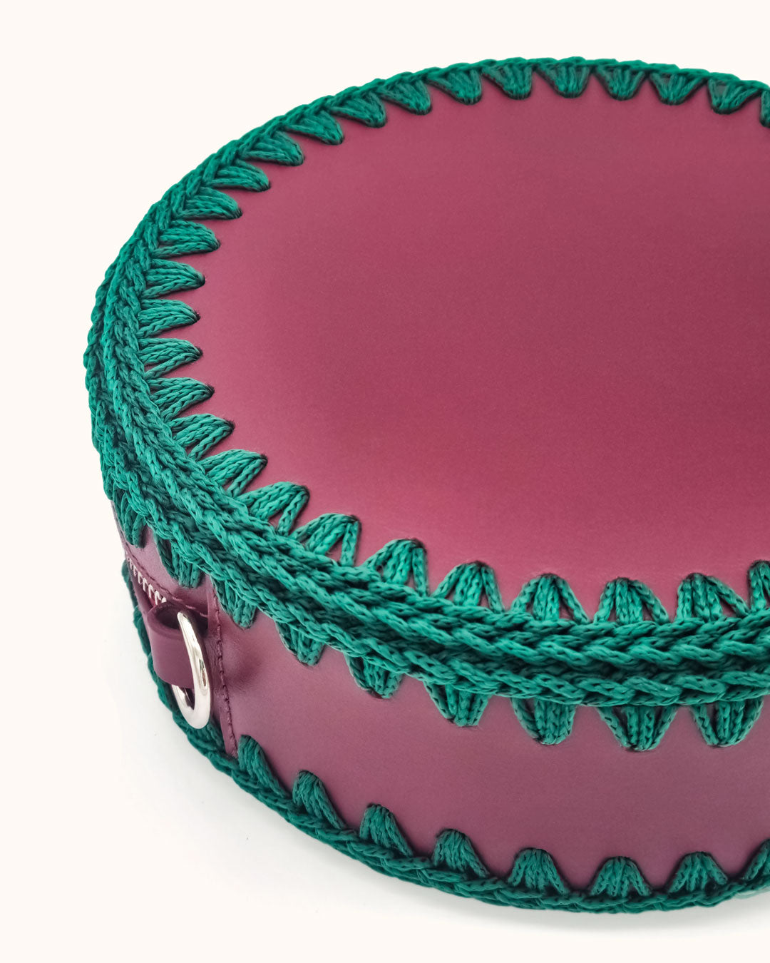 Bolso redondo pequeño artesanal burdeos y verde de cuero y crochet hecho a mano por Cueché