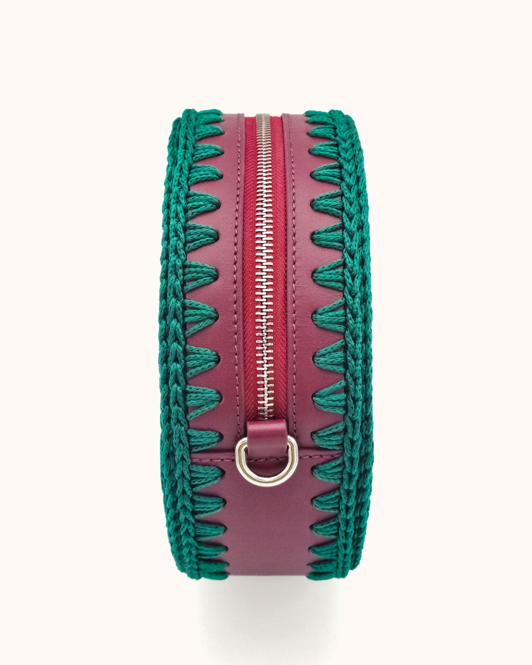 Bolso redondo pequeño artesanal burdeos y verde de cuero y crochet hecho a mano por Cueché